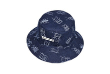 Cargar imagen en el visor de la galería, Bucket Hat - escarabajos mezclilla