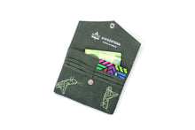 Cargar imagen en el visor de la galería, Carterita tipo sobre - saltamontes